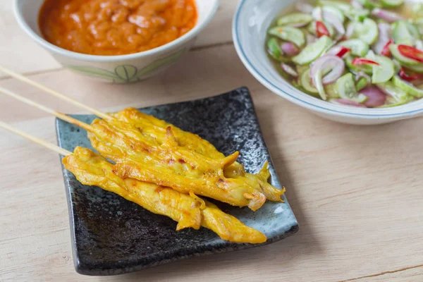 구워진된 닭 satay 땅콩 소스와 야채의 식초 — 스톡 사진