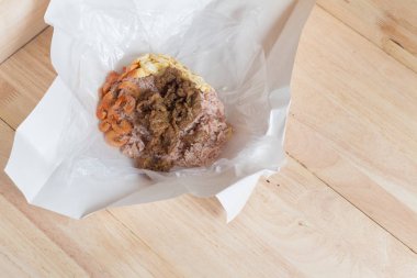 Terbiyeli pirinç ile karides hamur (khaao khlook gabpi)