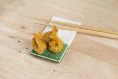 Derin kızarmış hamur tatlısı veya domuz eti ile mantı dolma