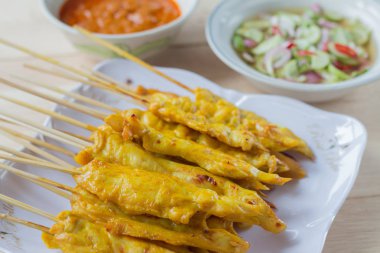 Fıstık sosu ve sirke bir sebze ızgara tavuk satay