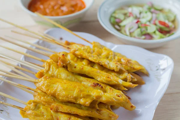 Satay frango grelhado com molho de amendoim e vinagre de legumes — Fotografia de Stock