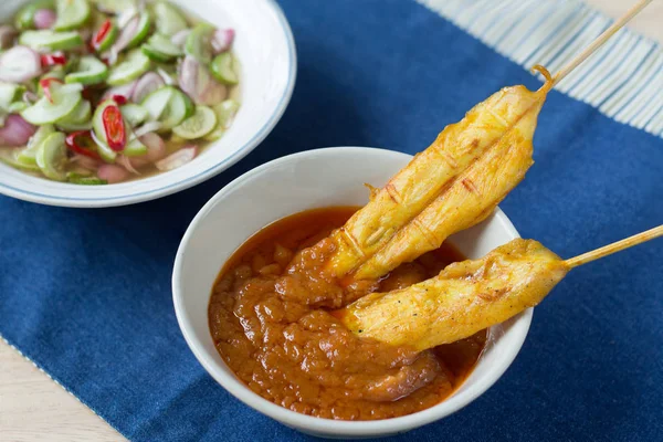 Satay di pollo alla griglia con salsa di arachidi e aceto di verdure — Foto Stock