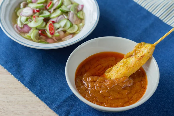 Satay di pollo alla griglia con salsa di arachidi e aceto di verdure — Foto Stock