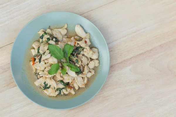 Pollo frito picante con hojas de albahaca — Foto de Stock