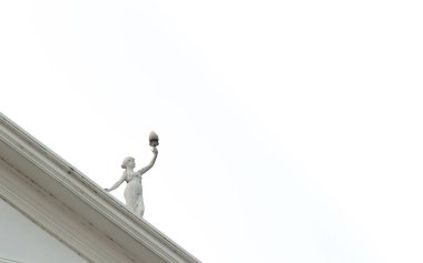 Alev meşale tutan güzel çocuk heykeli