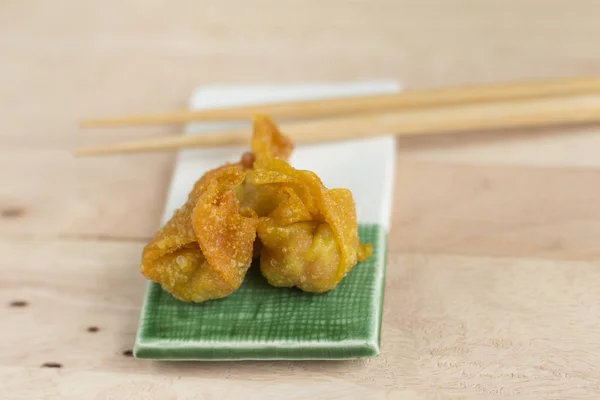 Dumpling frito o wonton con cerdo relleno —  Fotos de Stock