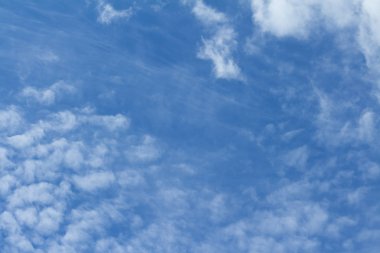 Mavi Gökyüzü ve Bulutlar