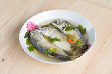 uskumru balığı ile baharatlı sıcak ve ekşi çorbası