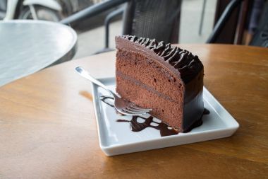 sıcak çikolata şurubu ile çikolatalı kek