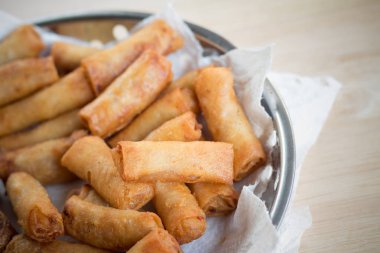 Derin yağda kızartılmış böreği ve derin kızarmış tavuk rulo