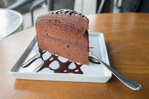与温暖的巧克力糖浆的巧克力蛋糕 — 图库照片