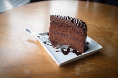 sıcak çikolata şurubu ile çikolatalı kek