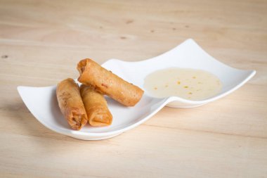 Derin kızarmış bahar rulo dolması domuz eti ile tatlı sos ile servis yapın.