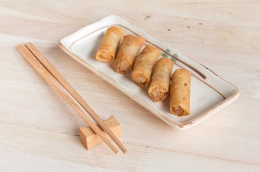 Derin yağda kızartılmış bahar rulo dolması domuz eti ile