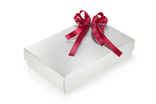 Серебряная подарочная коробка с красной лентой — стоковое фото