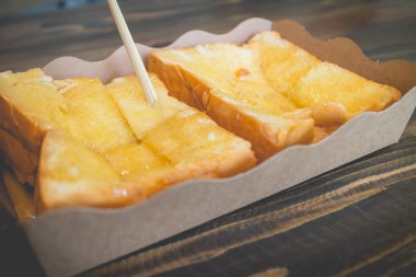 Şekerli yoğunlaştırılmış süt ile tost ekmeği