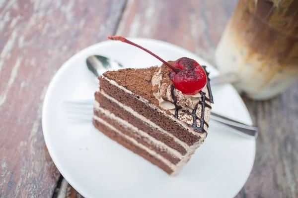 チェリーのトッピングとチョコレート ケーキ — ストック写真