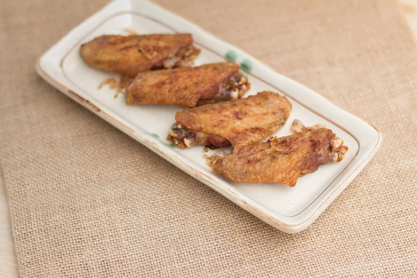 Fried chicken wings and crispy garlic — Stock Photo, Image