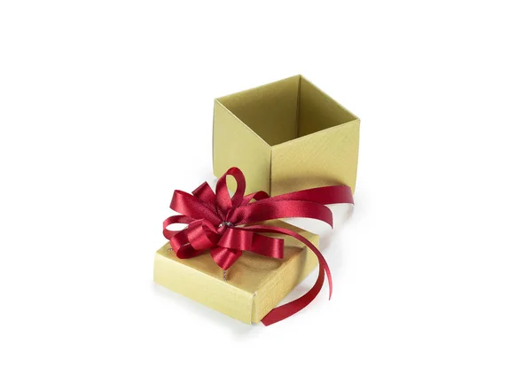 Złote pudełko z czerwoną wstążką — Zdjęcie stockowe