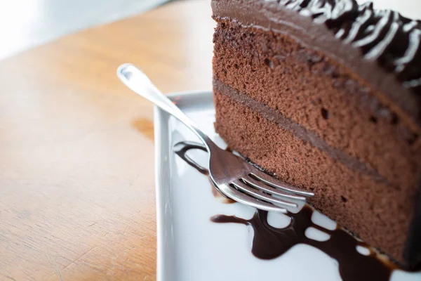 Κέικ σοκολάτας με ζεστό σιρόπι σοκολάτας — Φωτογραφία Αρχείου
