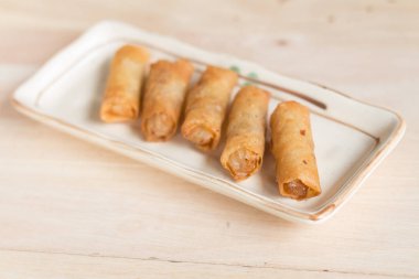 Derin yağda kızartılmış bahar rulo dolması domuz eti ile