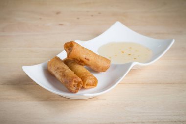 Derin kızarmış bahar rulo dolması domuz eti ile tatlı sos ile servis yapın.