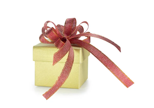 Gouden geschenkdoos met rood lint — Stockfoto