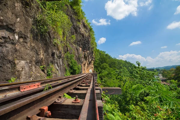 कंचनबुरी, थाईलैंड में क्वाई नदी के साथ मौत रेलवे — स्टॉक फ़ोटो, इमेज