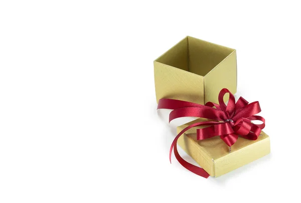 Arany ajándék doboz-val piros szalag — Stock Fotó
