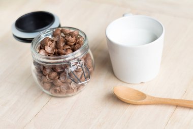 çikolata tahıl Mısır gevreği ve süt breafast için