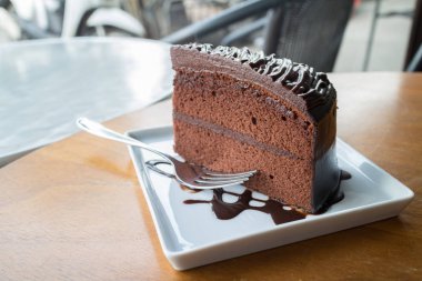 sıcak çikolata şurubu ile çikolatalı kek