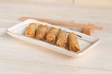 Derin yağda kızartılmış bahar rulo dolması domuz eti ile