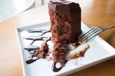 sıcak çikolata şurubu ile çikolatalı kek