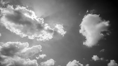 Siyah ve beyaz tema ile mavi gökyüzü ve bulutlar