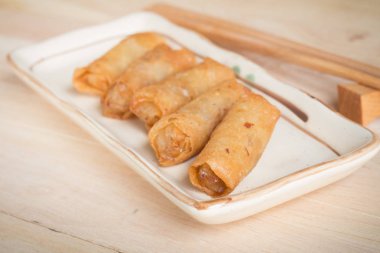 Derin yağda kızartılmış bahar rulo dolması domuz eti ile