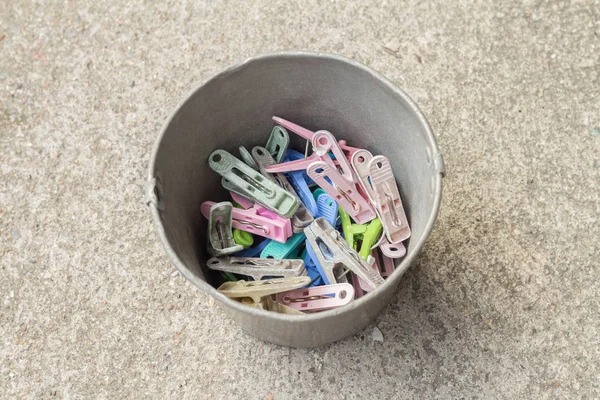 Piquets de vêtements multicolores dans le seau — Photo