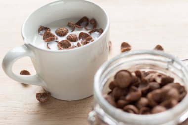 çikolata tahıl Mısır gevreği ve süt breafast için