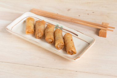 Derin yağda kızartılmış bahar rulo dolması domuz eti ile