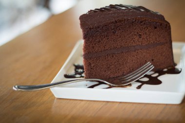 sıcak çikolata şurubu ile çikolatalı kek