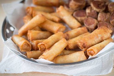 Derin yağda kızartılmış böreği ve derin kızarmış tavuk rulo