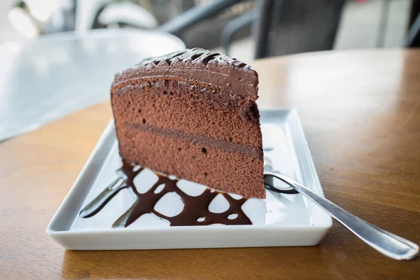 sıcak çikolata şurubu ile çikolatalı kek