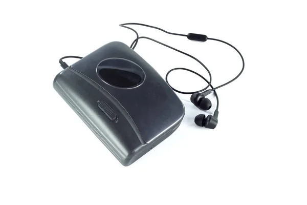 Reproductor de casetes y auriculares negros aislados — Foto de Stock