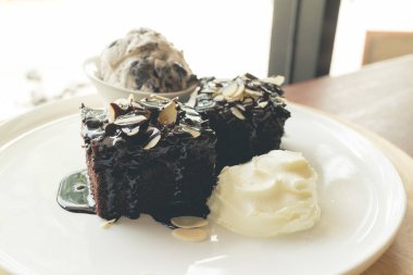 Vanilyalı dondurma ile ev yapımı kek