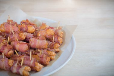 Derin Kızarmış sosis pastırma haddelenmiş