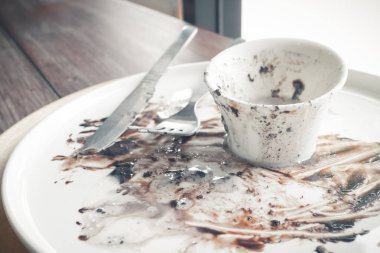 Boş ve kirli tatlı yedikten sonra