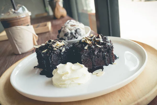 Vanilyalı dondurma ile ev yapımı kek