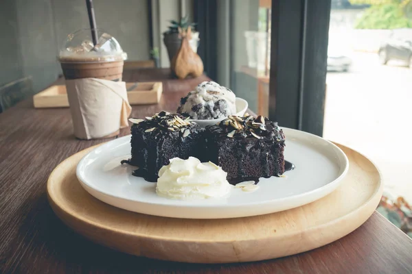 Vanilyalı dondurma ile ev yapımı kek