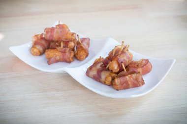 Derin Kızarmış sosis pastırma haddelenmiş