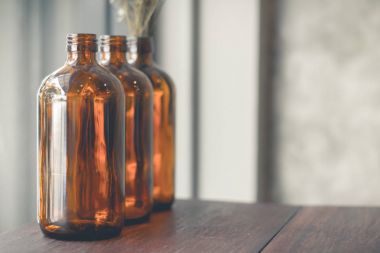 Dekorasyon yemek masası üzerinde