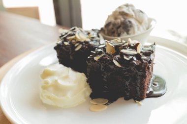 Vanilyalı dondurma ile ev yapımı kek